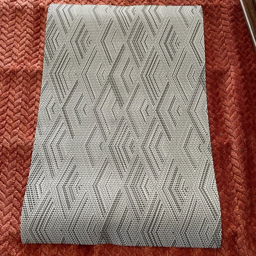 ♦️5/$15♦️ Set of 6 Placemats | Used, Gray/Silver & White Geometric